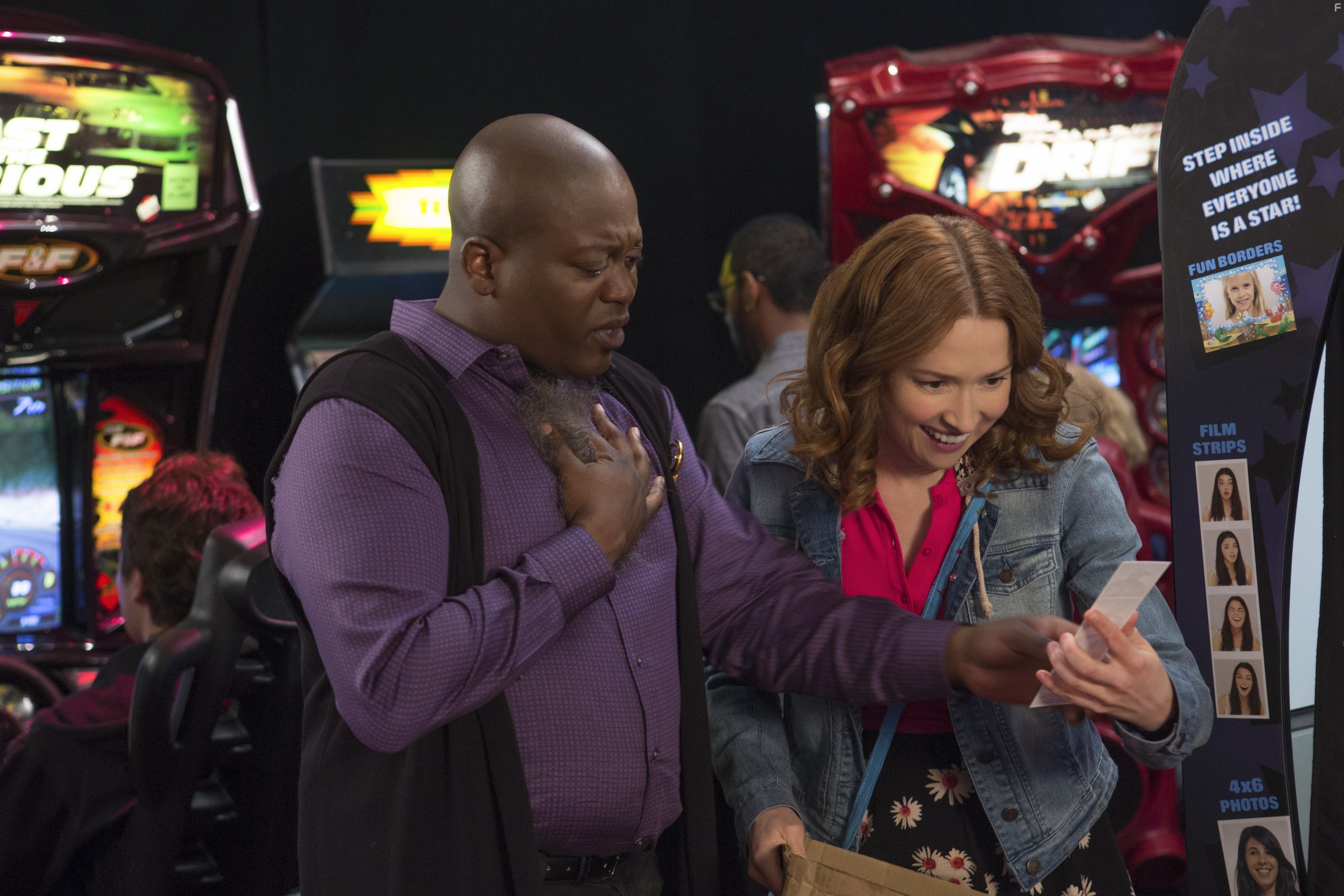 Ellie Kemper and Tituss Burgess in Несгибаемая Кимми Шмидт (2015)