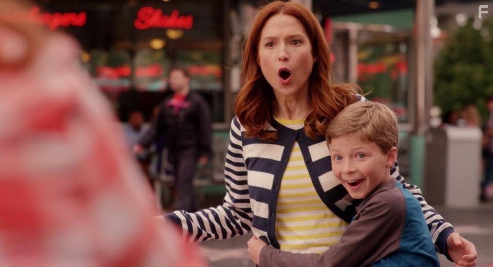 Ellie Kemper and Cooper Chapman in Несгибаемая Кимми Шмидт (2015)