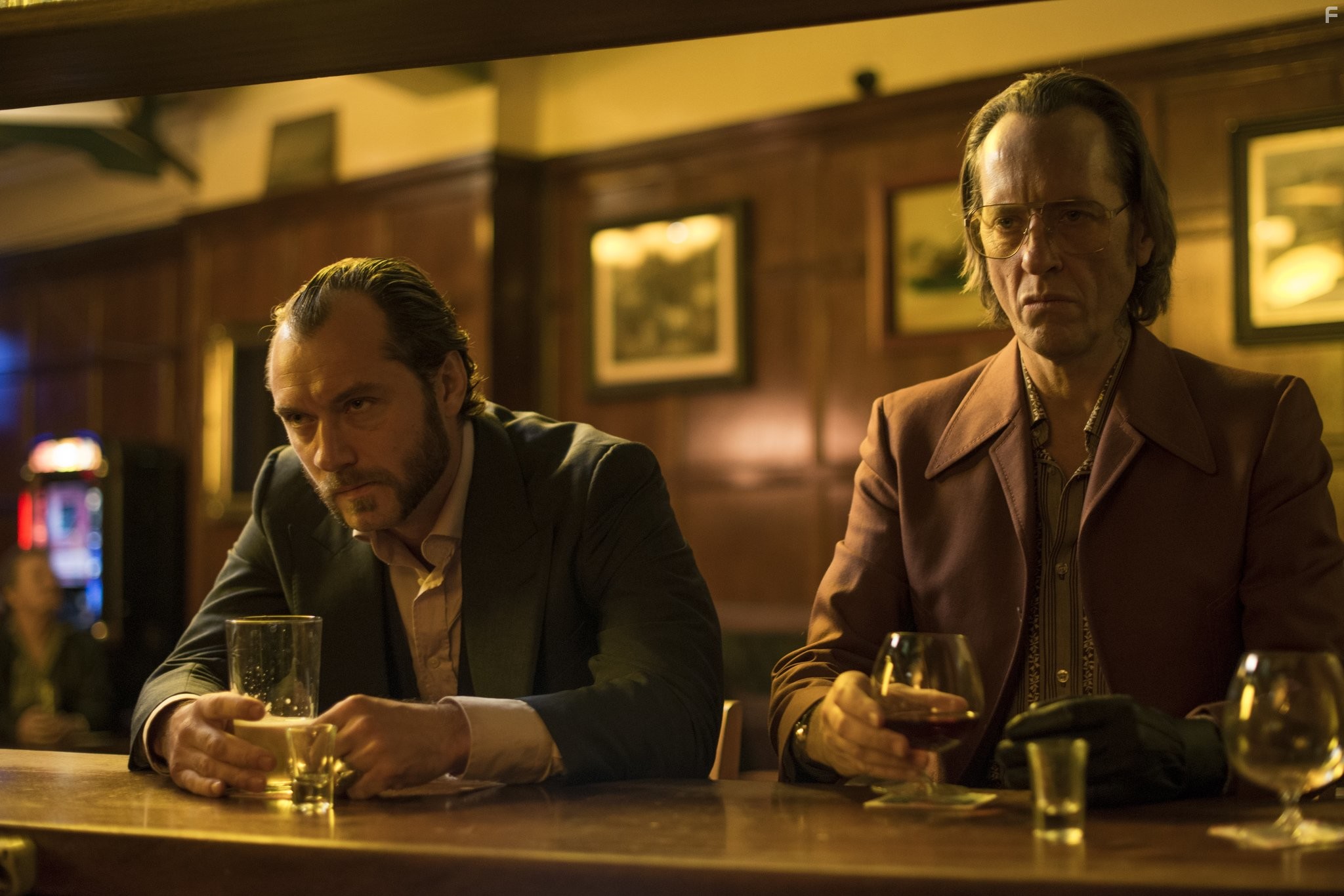 Jude Law and Richard E. Grant in Дом Хемингуэй (2013)