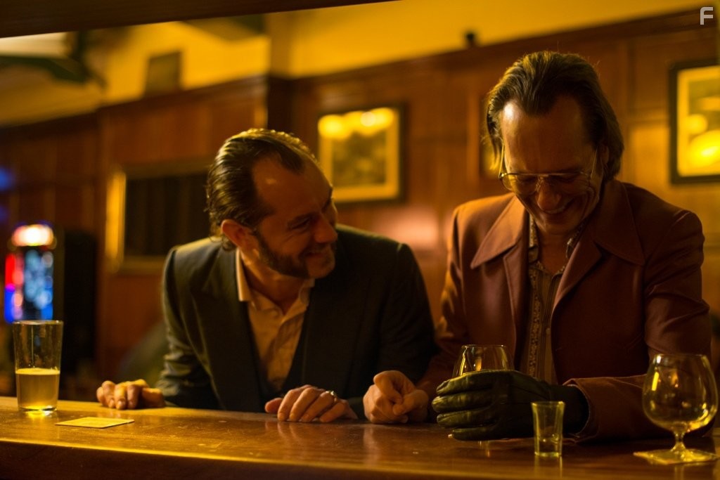 Jude Law and Richard E. Grant in Дом Хемингуэй (2013)