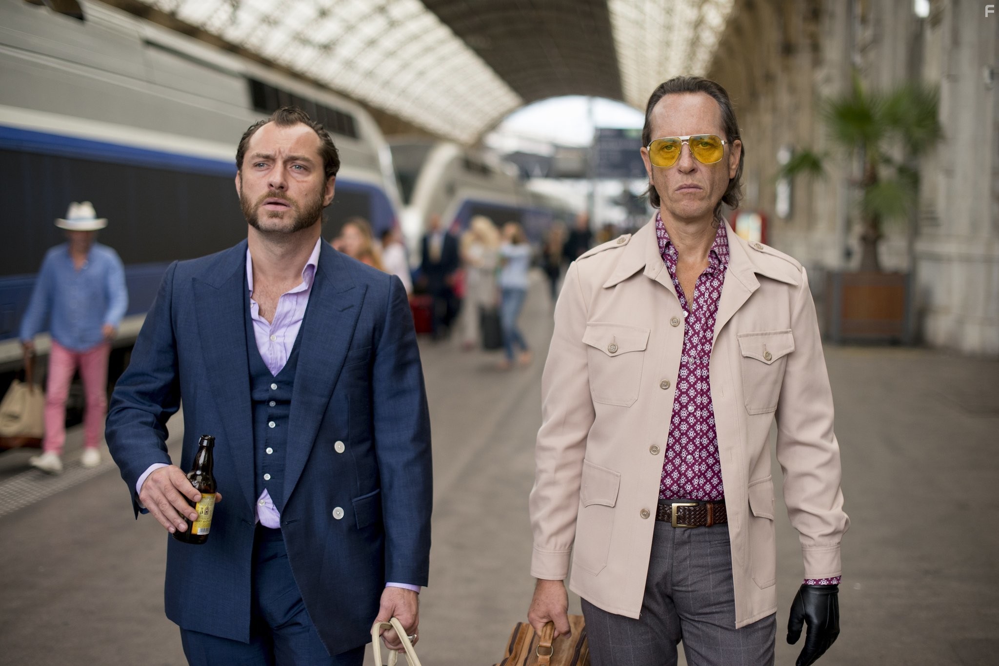 Jude Law and Richard E. Grant in Дом Хемингуэй (2013)