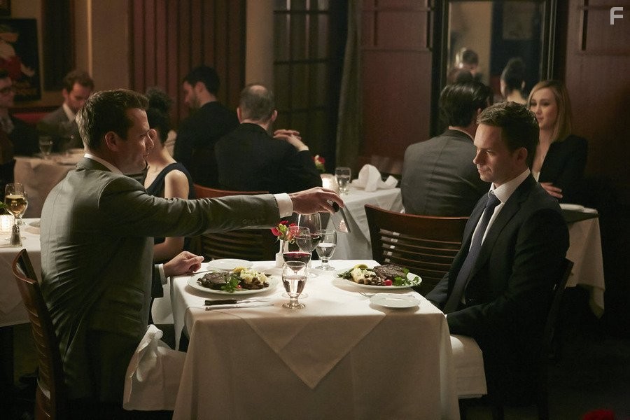 Gabriel Macht and Patrick J. Adams in Форс-мажоры (2011)