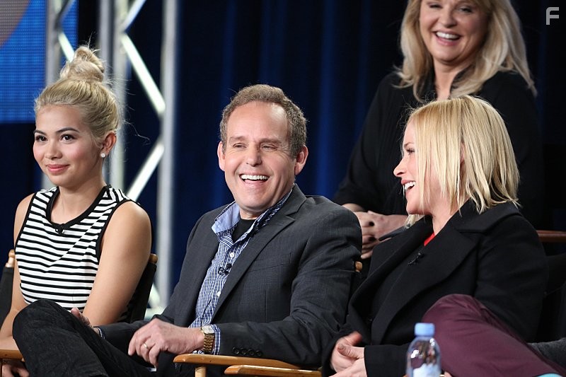 Patricia Arquette, Peter MacNicol, and Hayley Kiyoko in CSI: Киберпространство (2015)