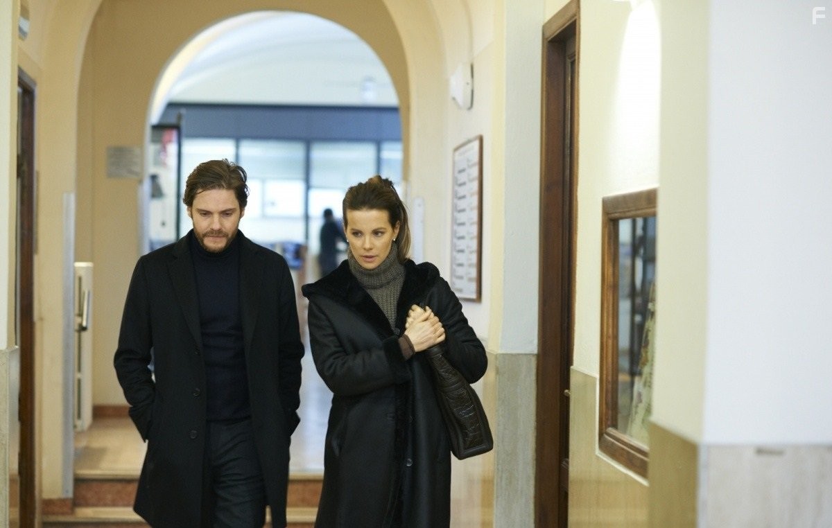 Kate Beckinsale and Daniel Br?hl in Ангельское личико (2014)