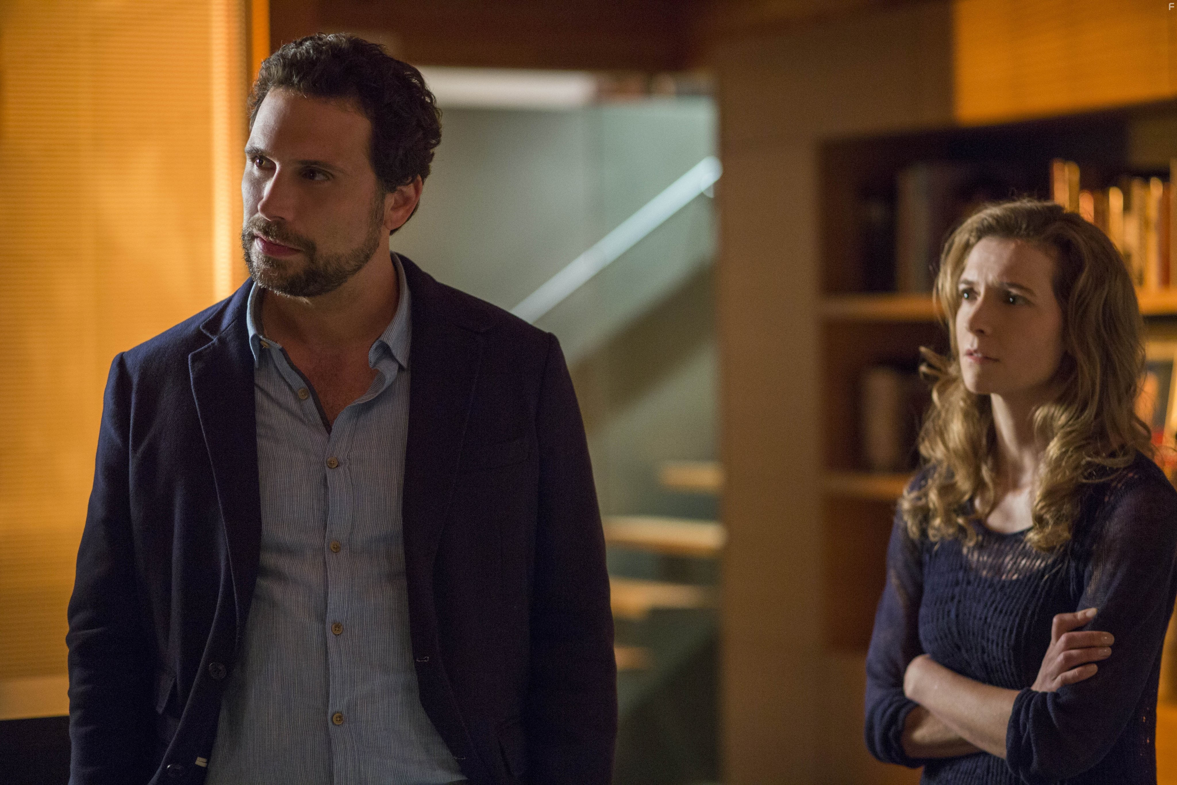 Jeremy Sisto and Tandi Wright in Возвращённые (2015)