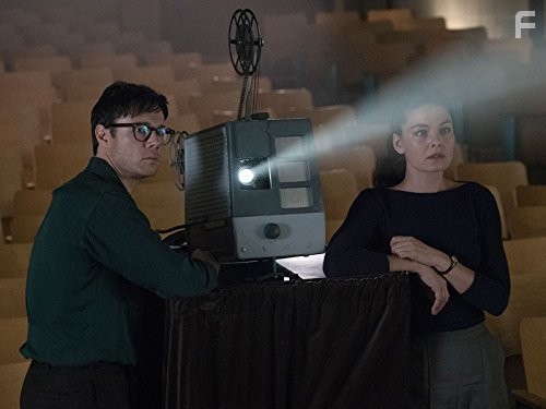 Alexa Davalos and Rupert Evans in Человек в высоком замке (2015)