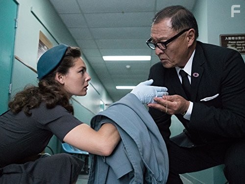 Cary-Hiroyuki Tagawa and Alexa Davalos in Человек в высоком замке (2015)