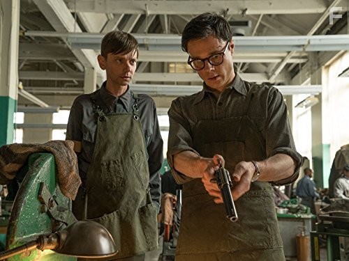 DJ Qualls and Rupert Evans in Человек в высоком замке (2015)