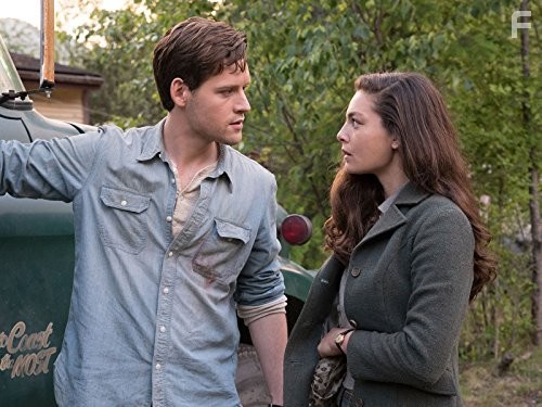 Alexa Davalos and Luke Kleintank in Человек в высоком замке (2015)