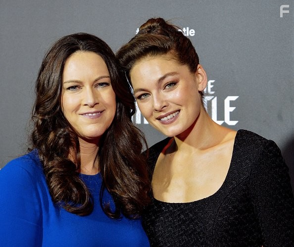 Alexa Davalos and Isa Dick Hackett in Человек в высоком замке (2015)