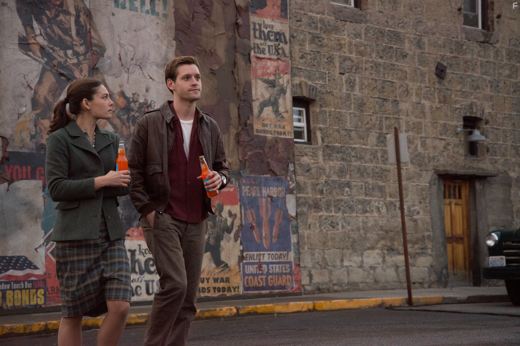 Alexa Davalos and Luke Kleintank in Человек в высоком замке (2015)