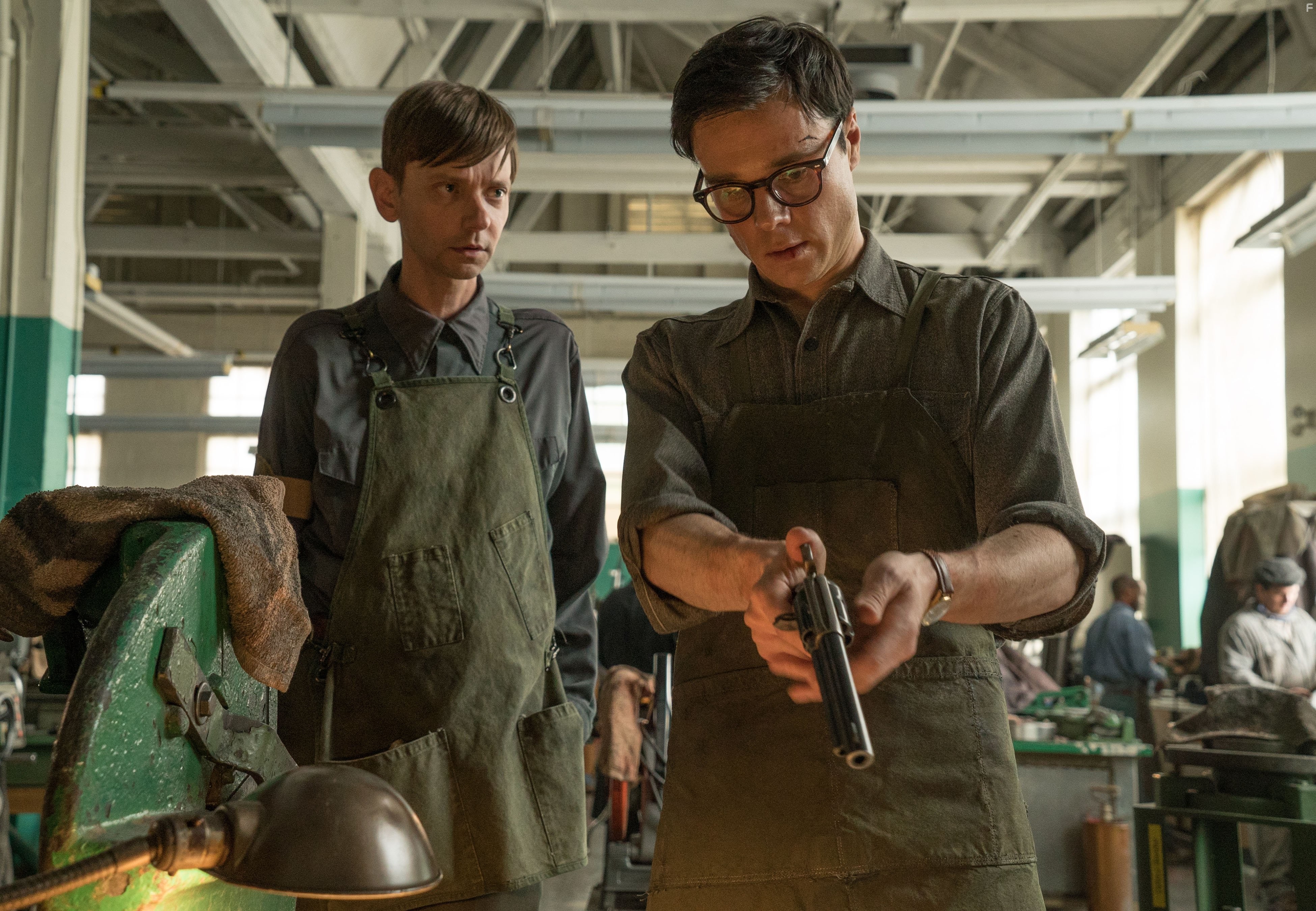 DJ Qualls and Rupert Evans in Человек в высоком замке (2015)