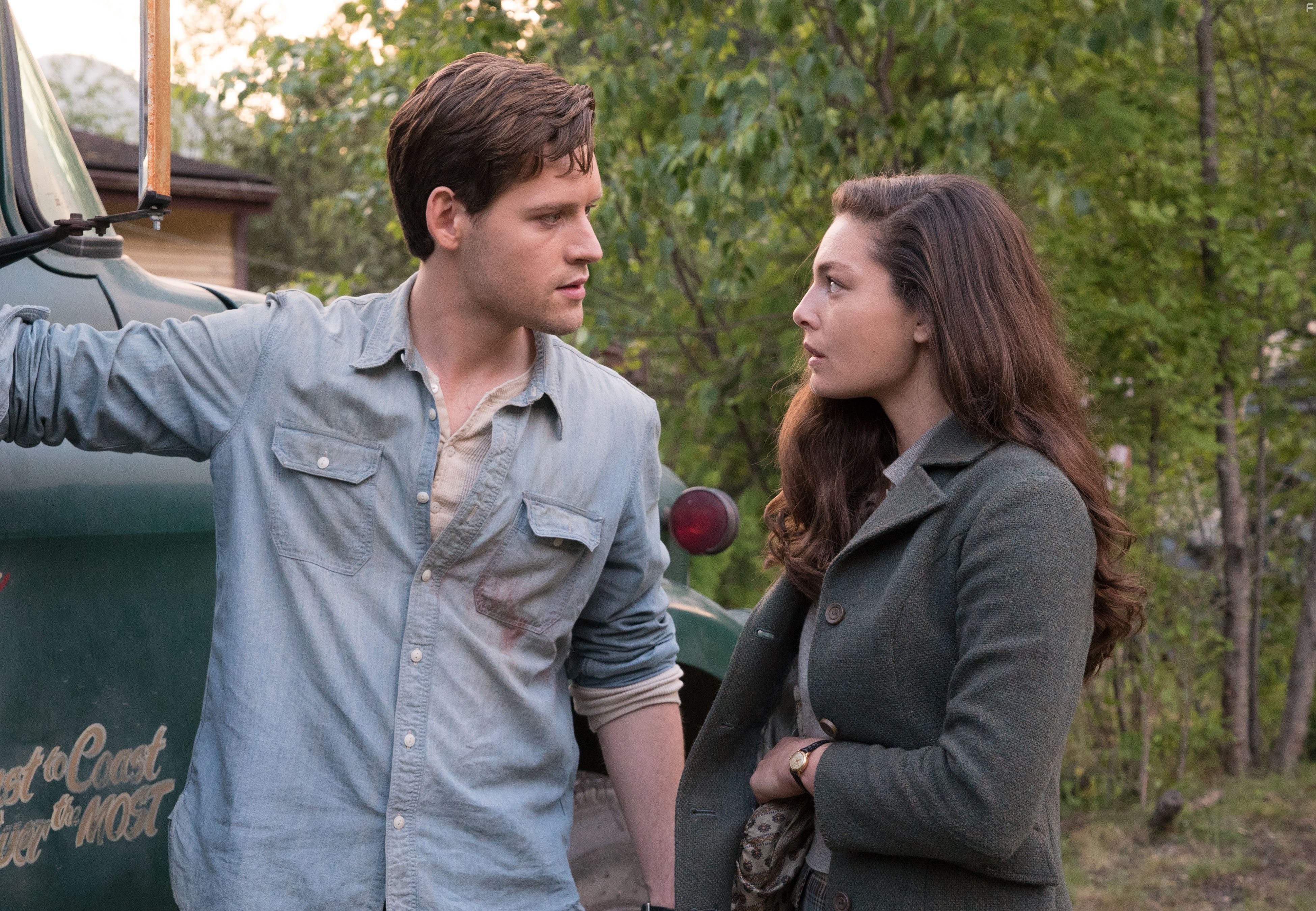 Alexa Davalos and Luke Kleintank in Человек в высоком замке (2015)