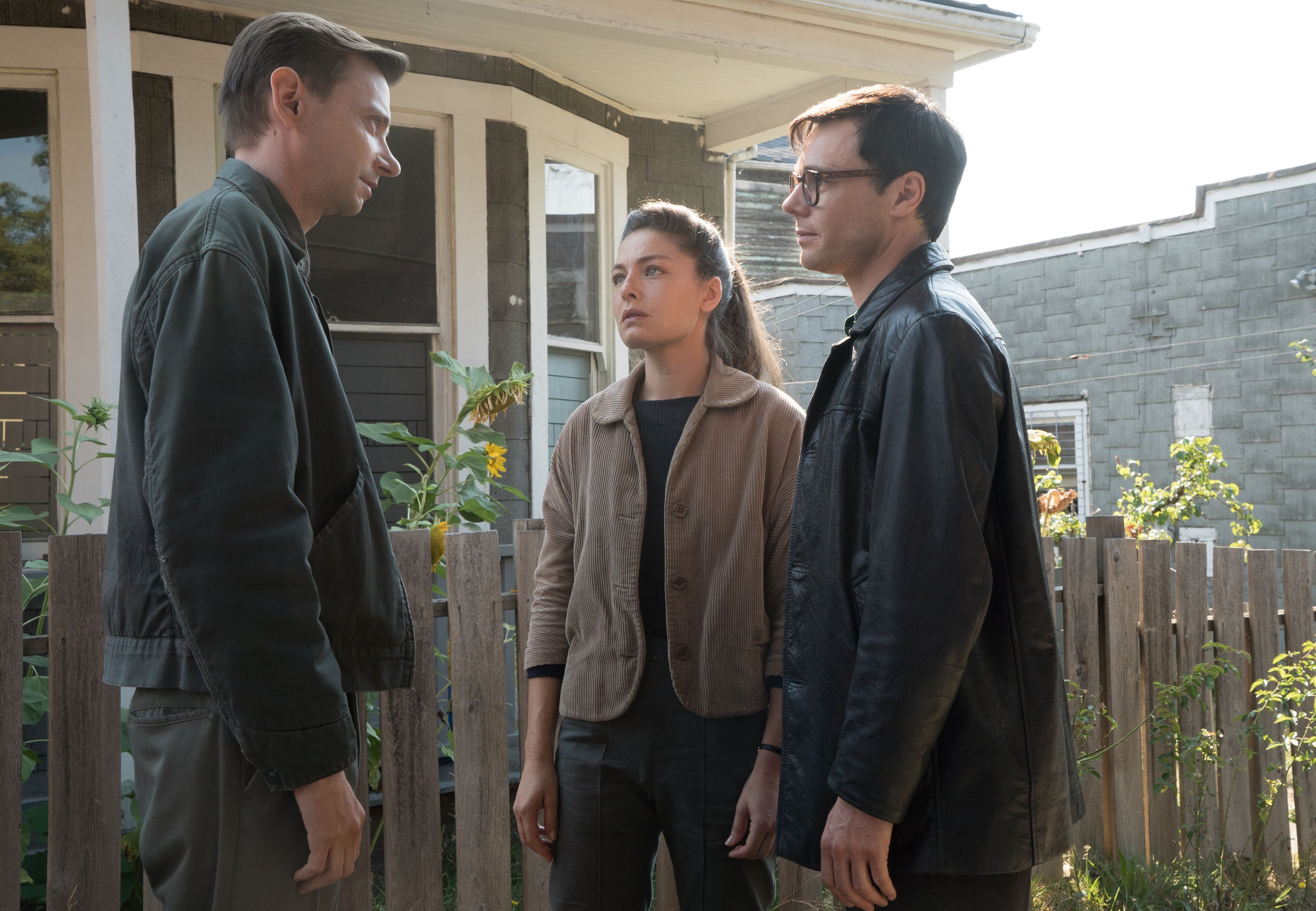 DJ Qualls, Alexa Davalos, and Rupert Evans in Человек в высоком замке (2015)