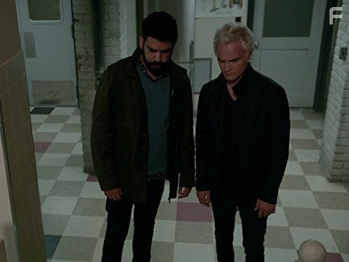 David Anders and Rahul Kohli in Я - зомби (2015)