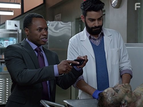 Malcolm Goodwin and Rahul Kohli in Я - зомби (2015)