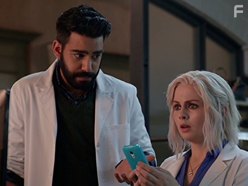 Rose McIver and Rahul Kohli in Я - зомби (2015)