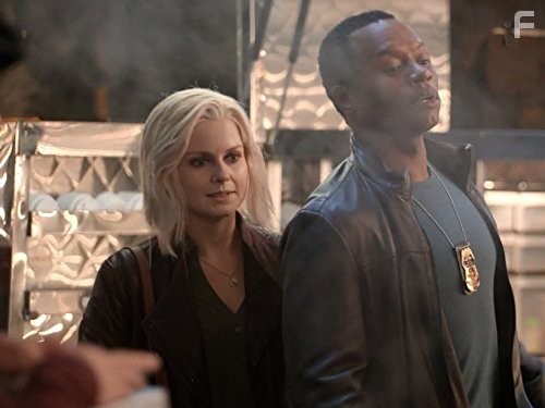 Malcolm Goodwin and Rose McIver in Я - зомби (2015)