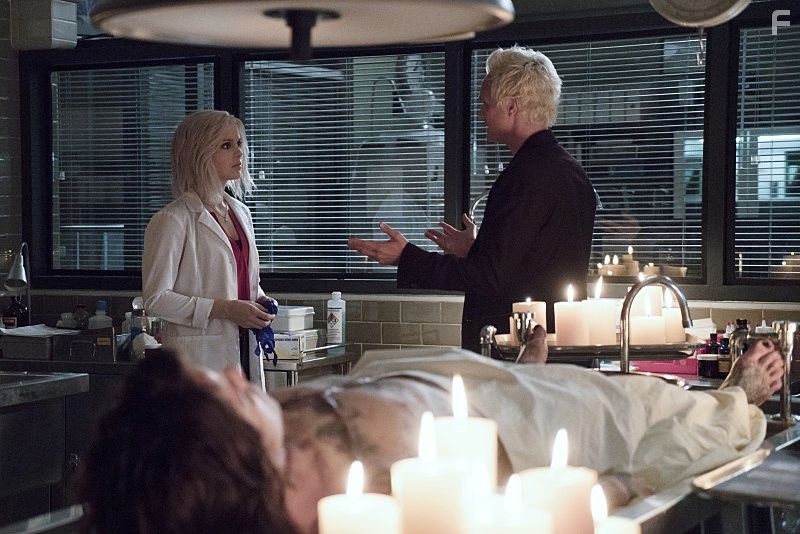 Rose McIver and David Anders in Я - зомби (2015)