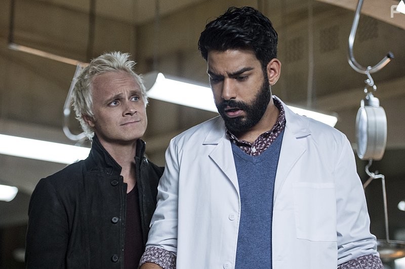 David Anders and Rahul Kohli in Я - зомби (2015)
