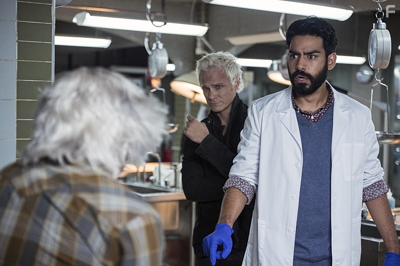 David Anders and Rahul Kohli in Я - зомби (2015)