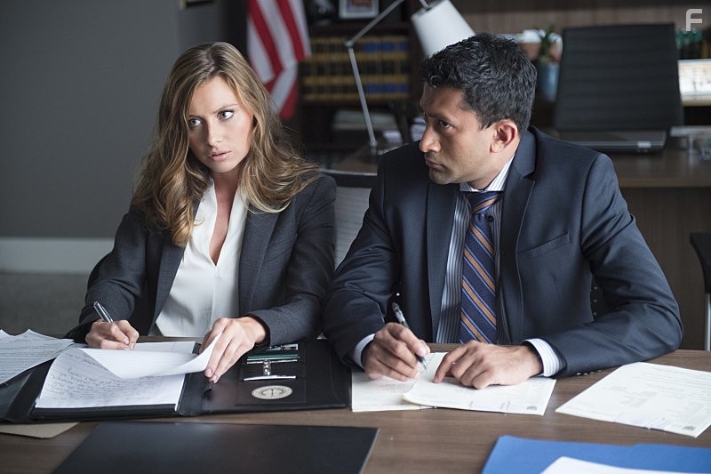 Aly Michalka and Gayan Dias in Я - зомби (2015)
