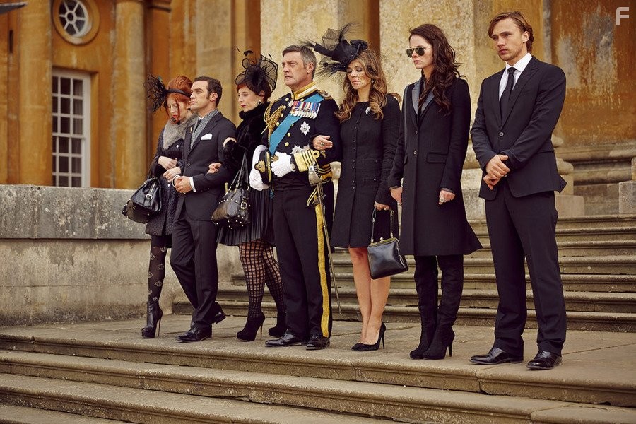 Elizabeth Hurley, William Moseley, Vincent Regan, and Alexandra Park in Члены королевской семьи (2015)