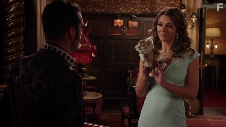 Elizabeth Hurley and Jake Maskall in Члены королевской семьи (2015)