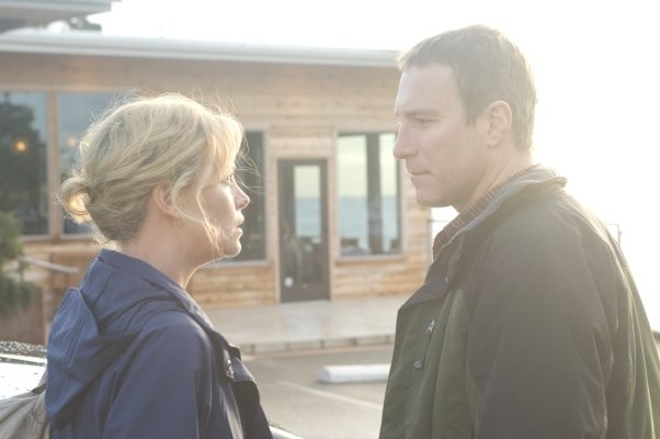 Charlize Theron and John Corbett in Пылающая равнина (2008)