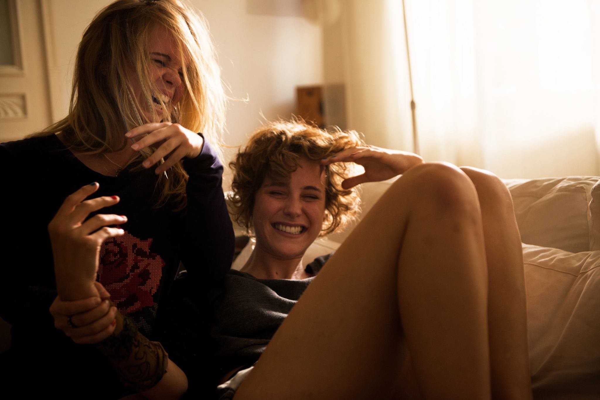 Carla Juri and Marlen Kruse in Запретная территория (2013)