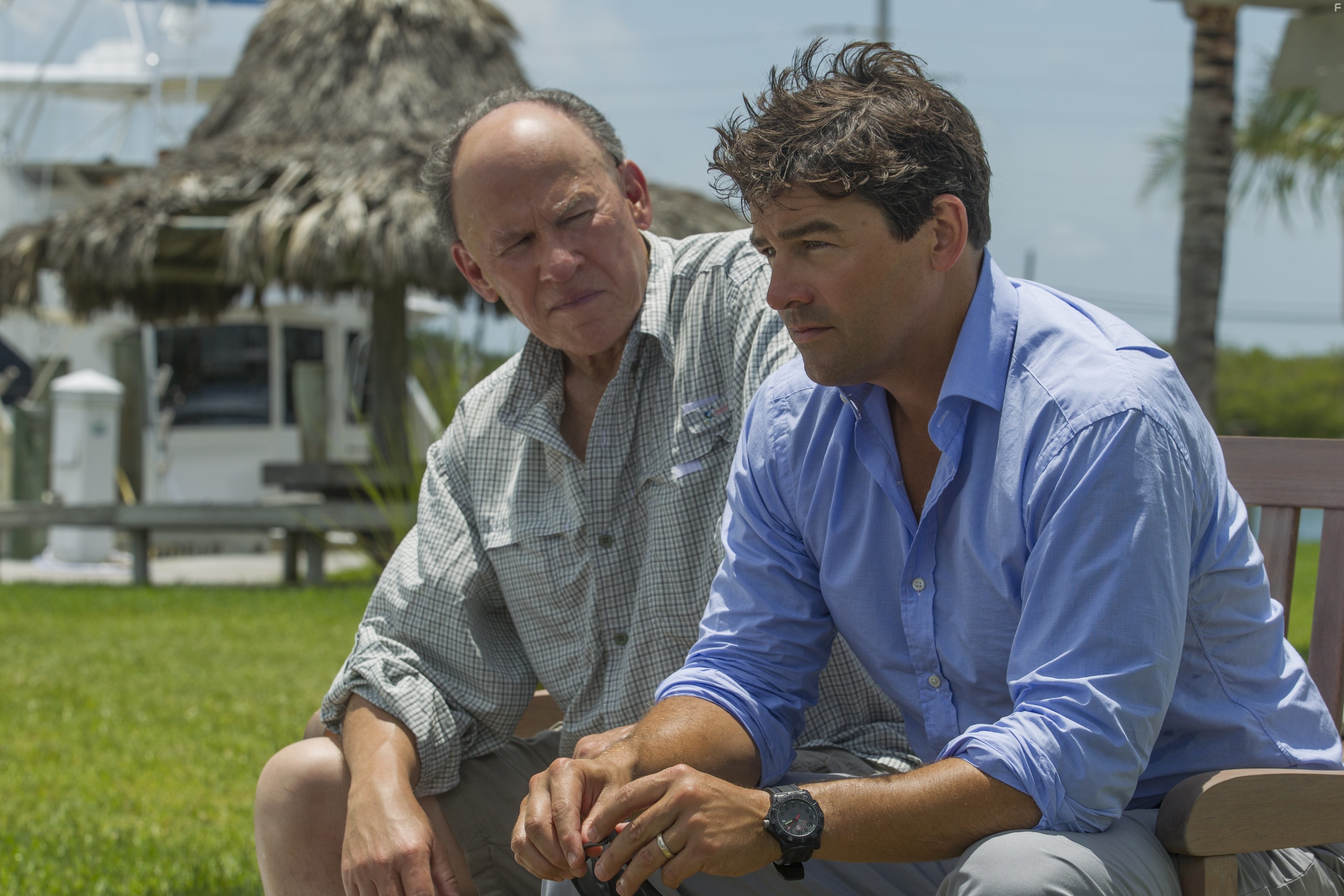 Kyle Chandler and Frank Hoyt Taylor in Родословная (2015)