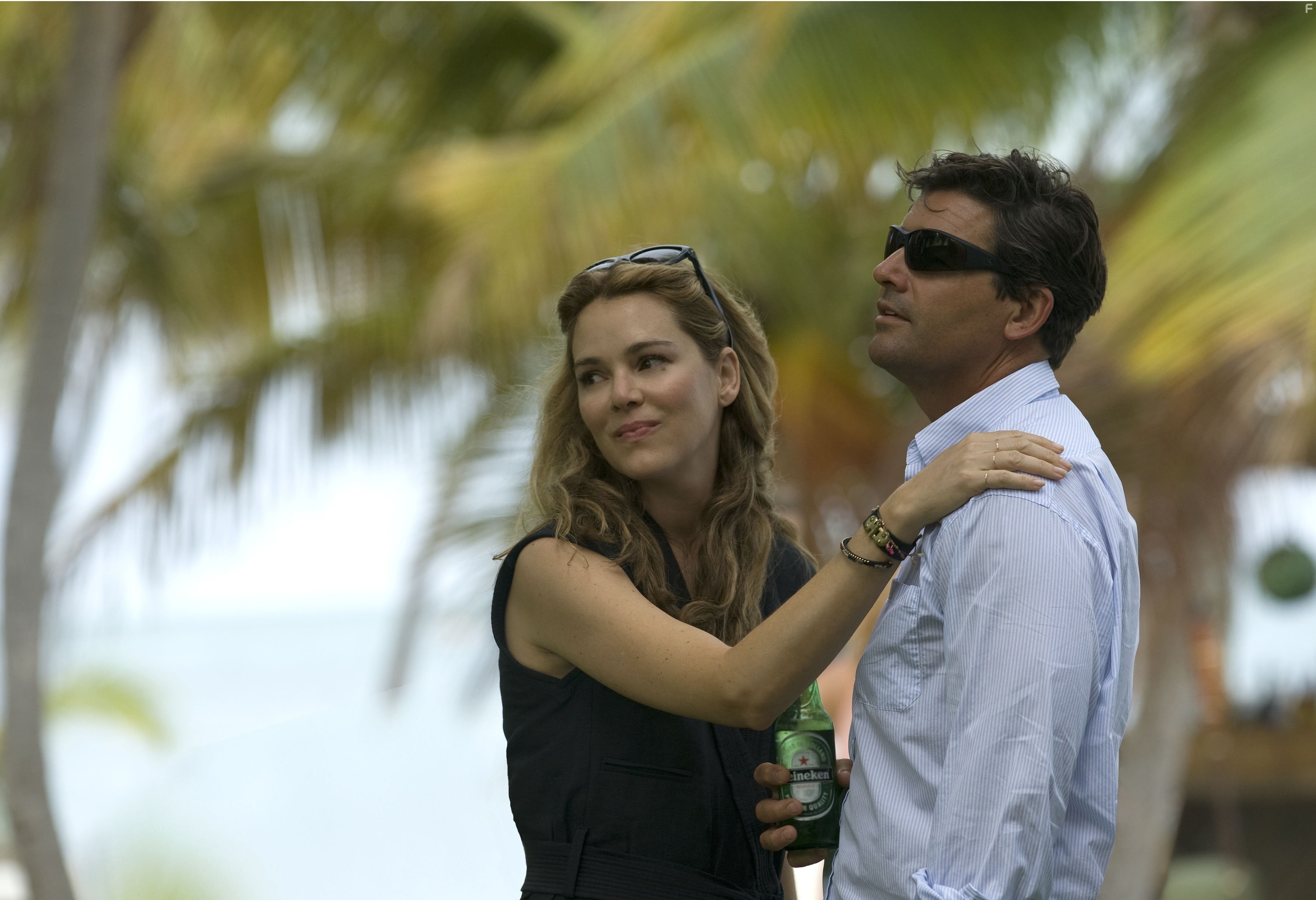 Jacinda Barrett and Kyle Chandler in Родословная (2015)