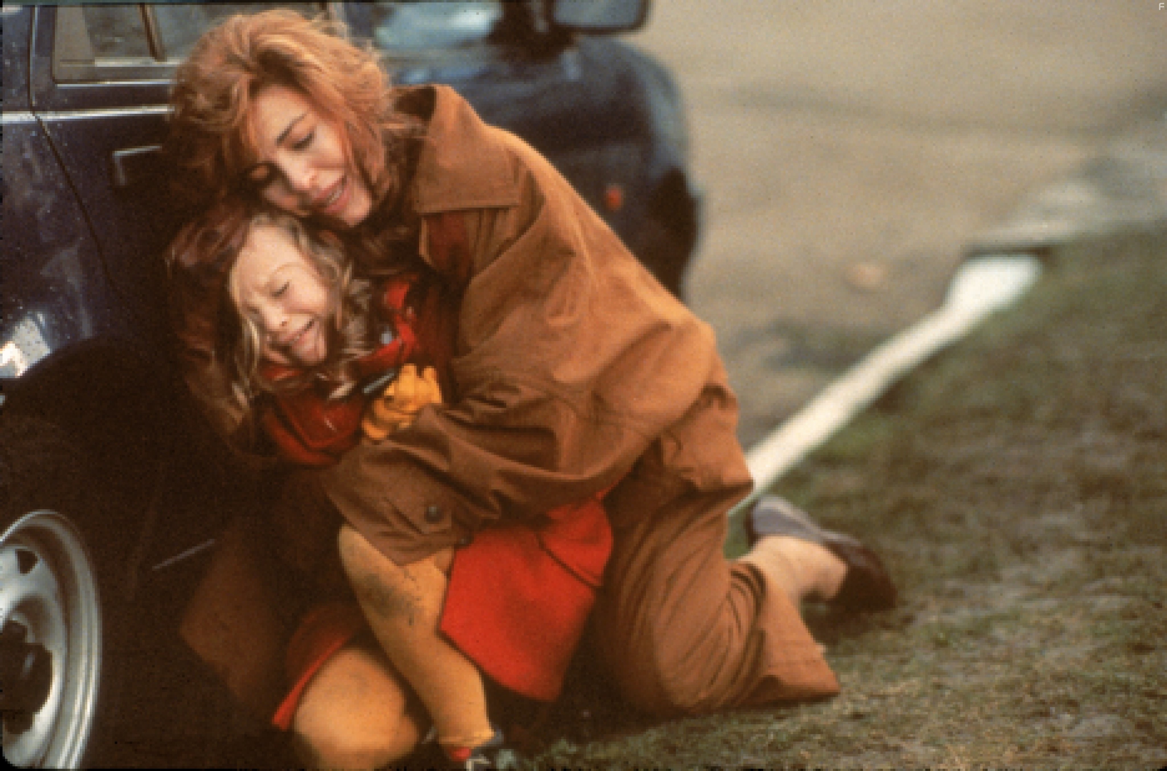 Anne Archer and Thora Birch in Игры патриотов (1992)