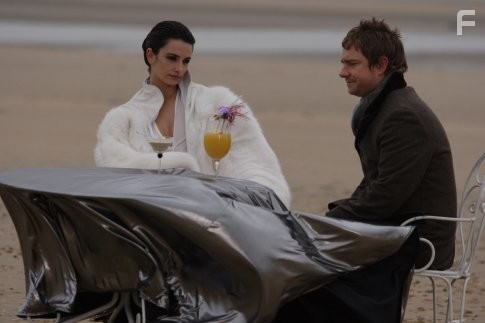 Pen?lope Cruz and Martin Freeman in Спокойной ночи (2007)