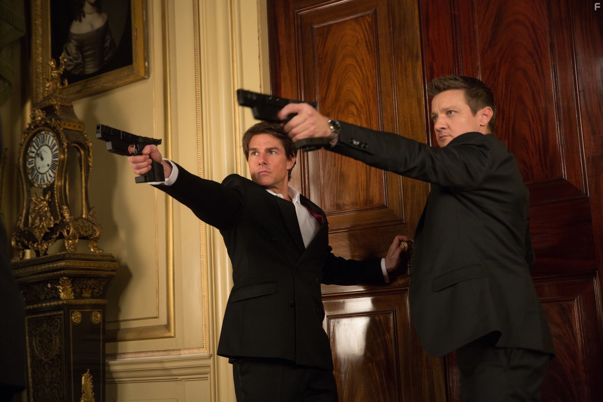 Tom Cruise and Jeremy Renner in Миссия невыполнима: Племя изгоев (2015)