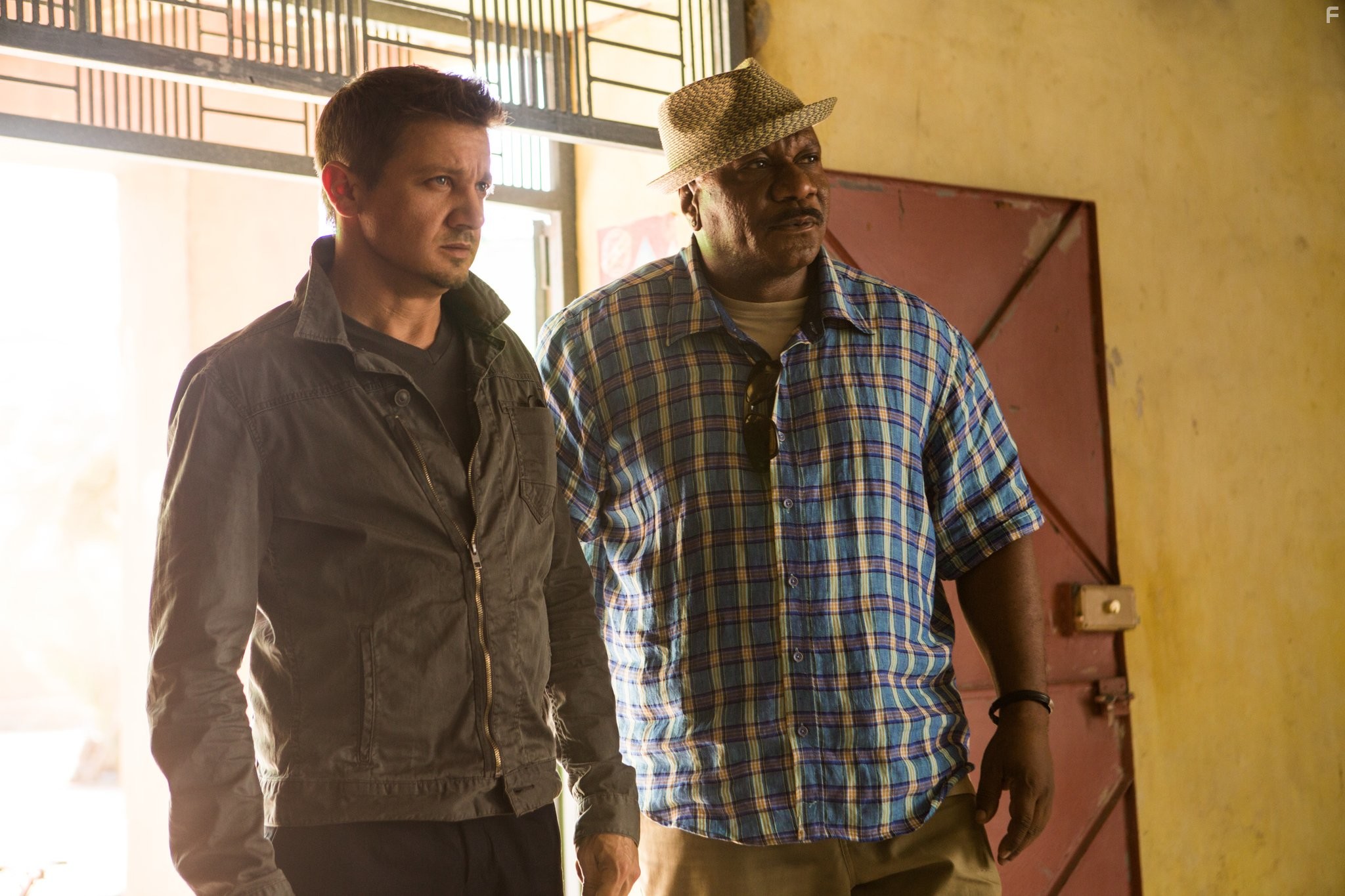 Ving Rhames and Jeremy Renner in Миссия невыполнима: Племя изгоев (2015)