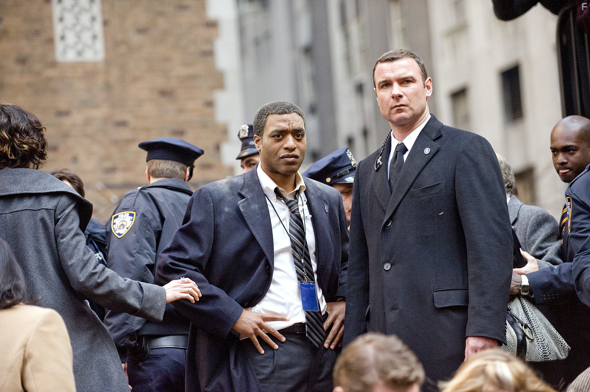 Liev Schreiber and Chiwetel Ejiofor in Солт (2010)