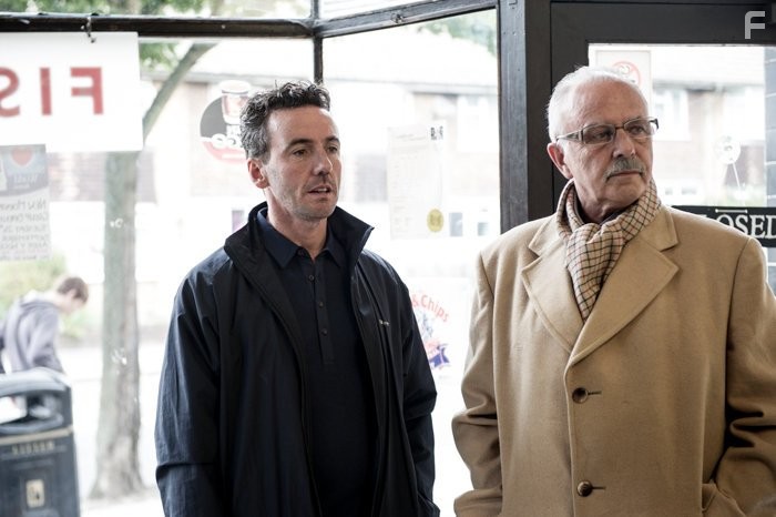 David Essex and Jay Simpson in Папаши (2014)