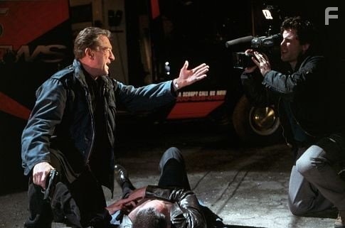 Robert De Niro and Nestor Serrano in Шоу начинается (2002)