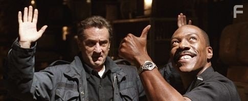 Robert De Niro and Eddie Murphy in Шоу начинается (2002)