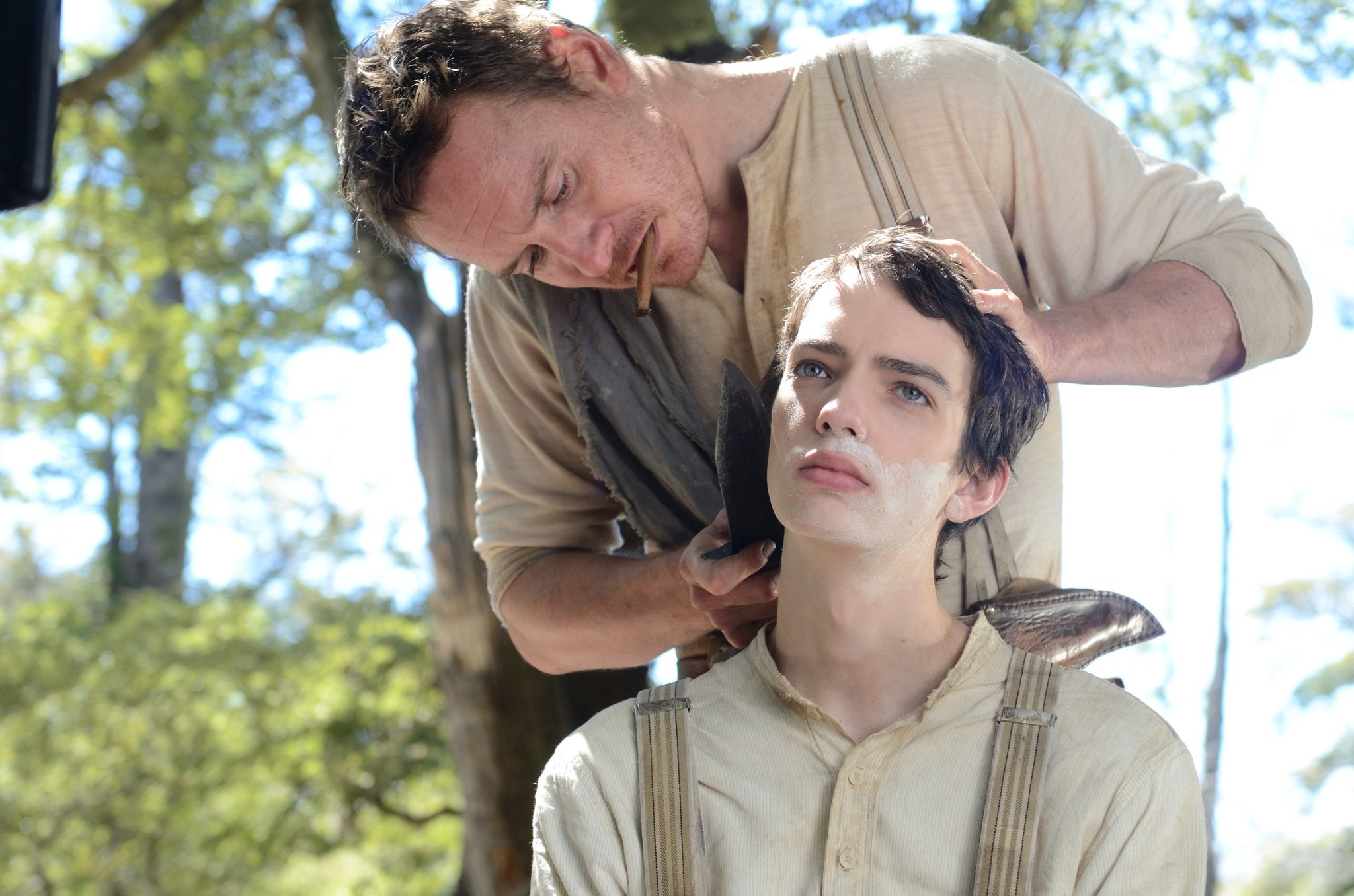 Michael Fassbender and Kodi Smit-McPhee in Строго на Запад (2015)