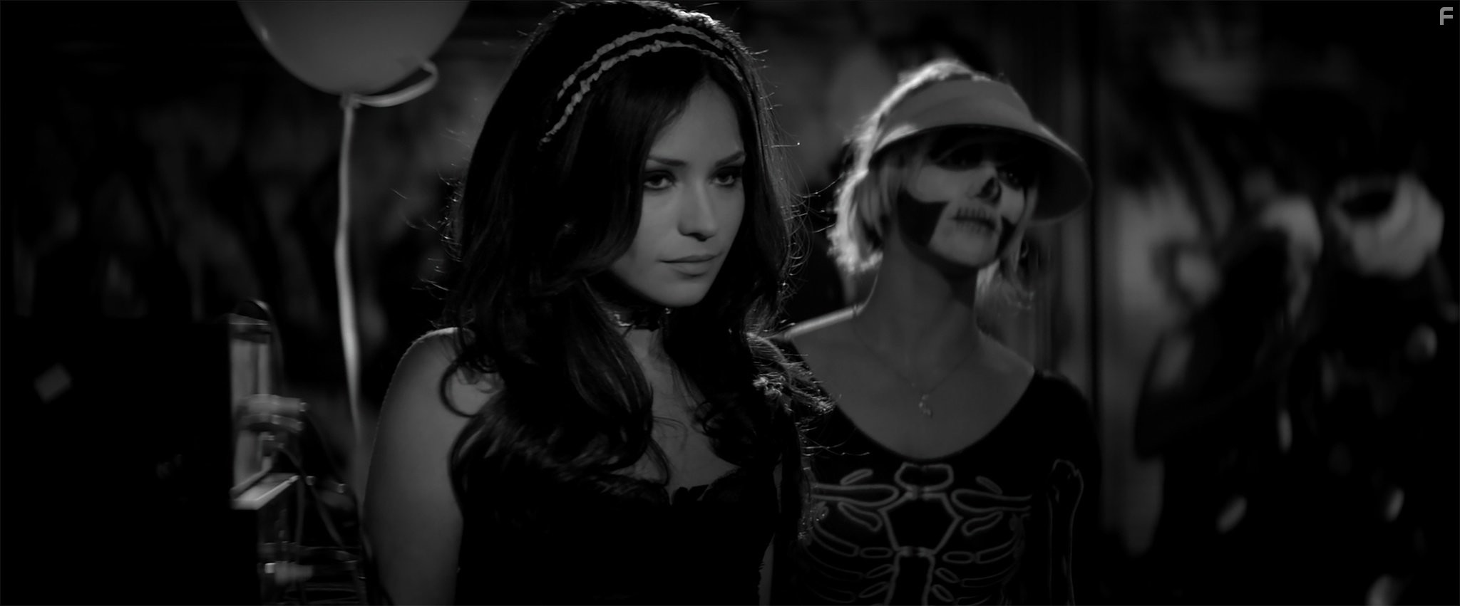 Девушка возвращается одна ночью домой (2014)