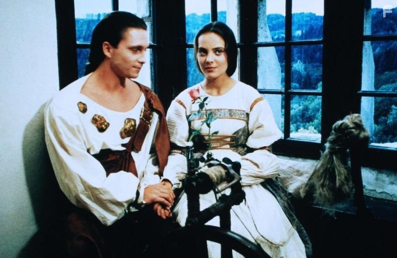 Michal Dlouh? and M?ria Podhrdsk? in Sedmero krkavcu (1993)