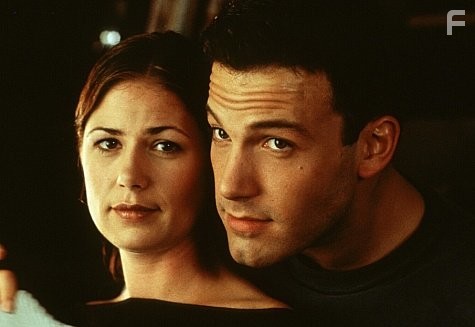 Ben Affleck and Maura Tierney in Силы природы (1999)