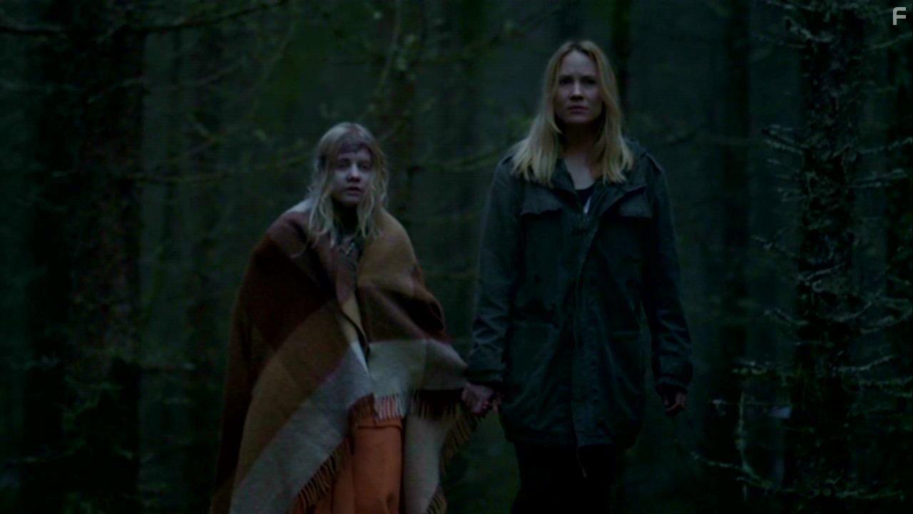 Moa Gammel and Stina Sundlf in Jordskott (2015)
