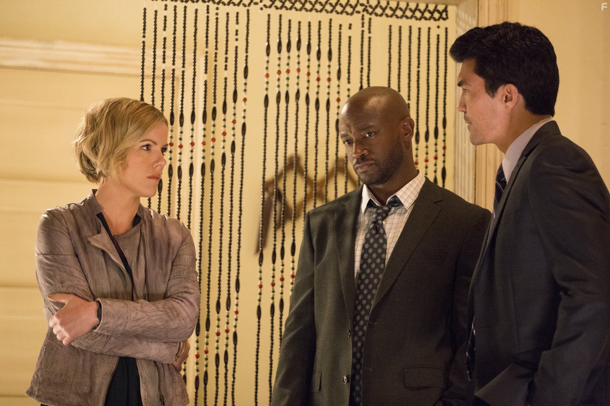 Taye Diggs, Kathleen Robertson, and Ian Anthony Dale in Убийство первой степени (2014)
