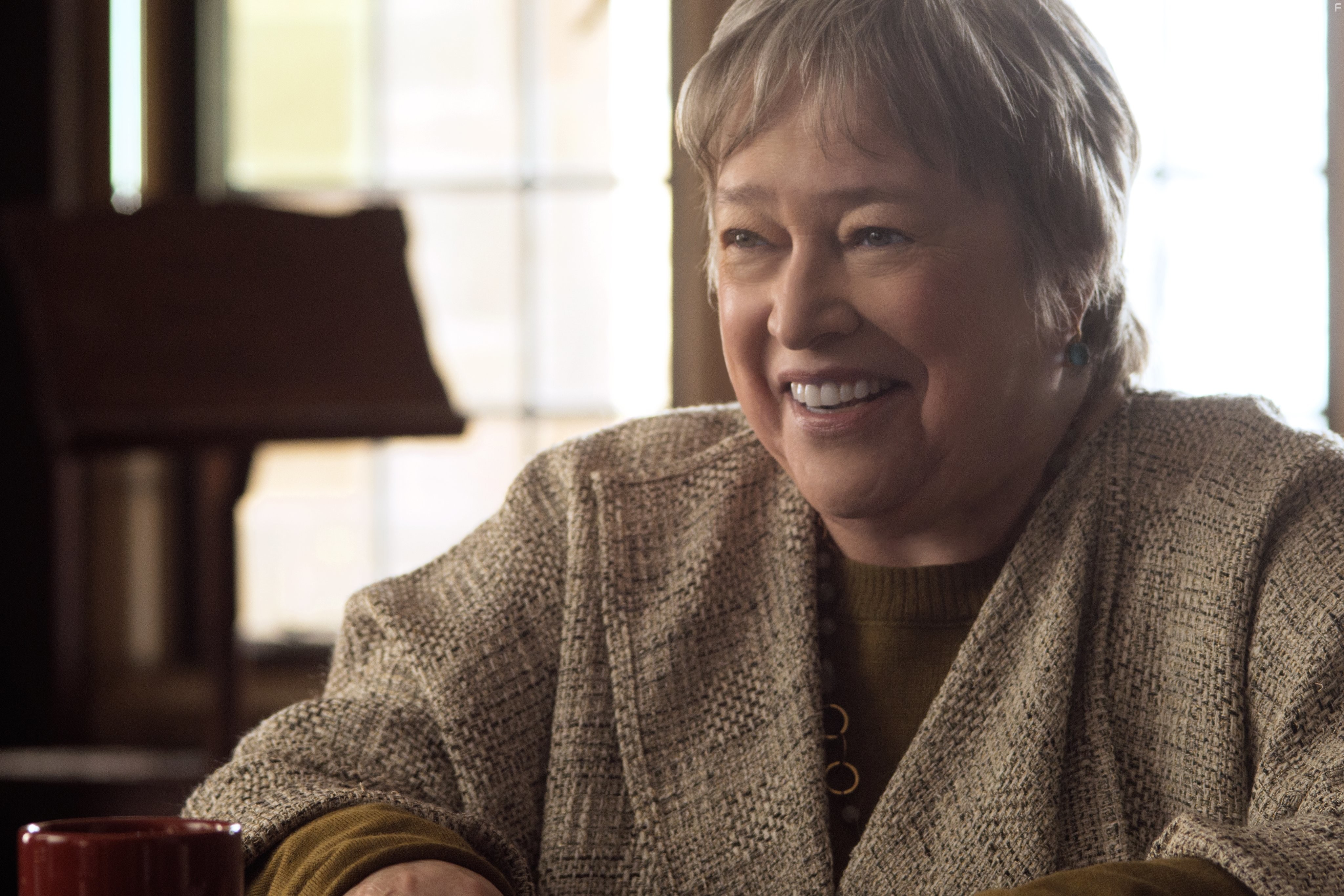 Kathy Bates in Хористы (2014)