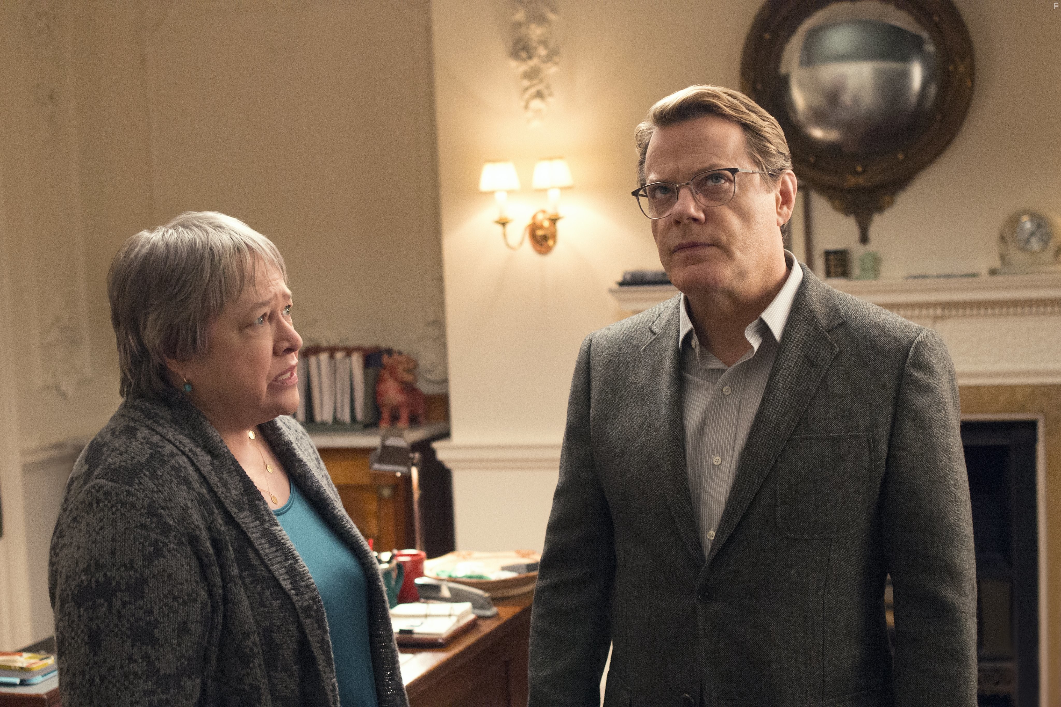 Kathy Bates and Eddie Izzard in Хористы (2014)