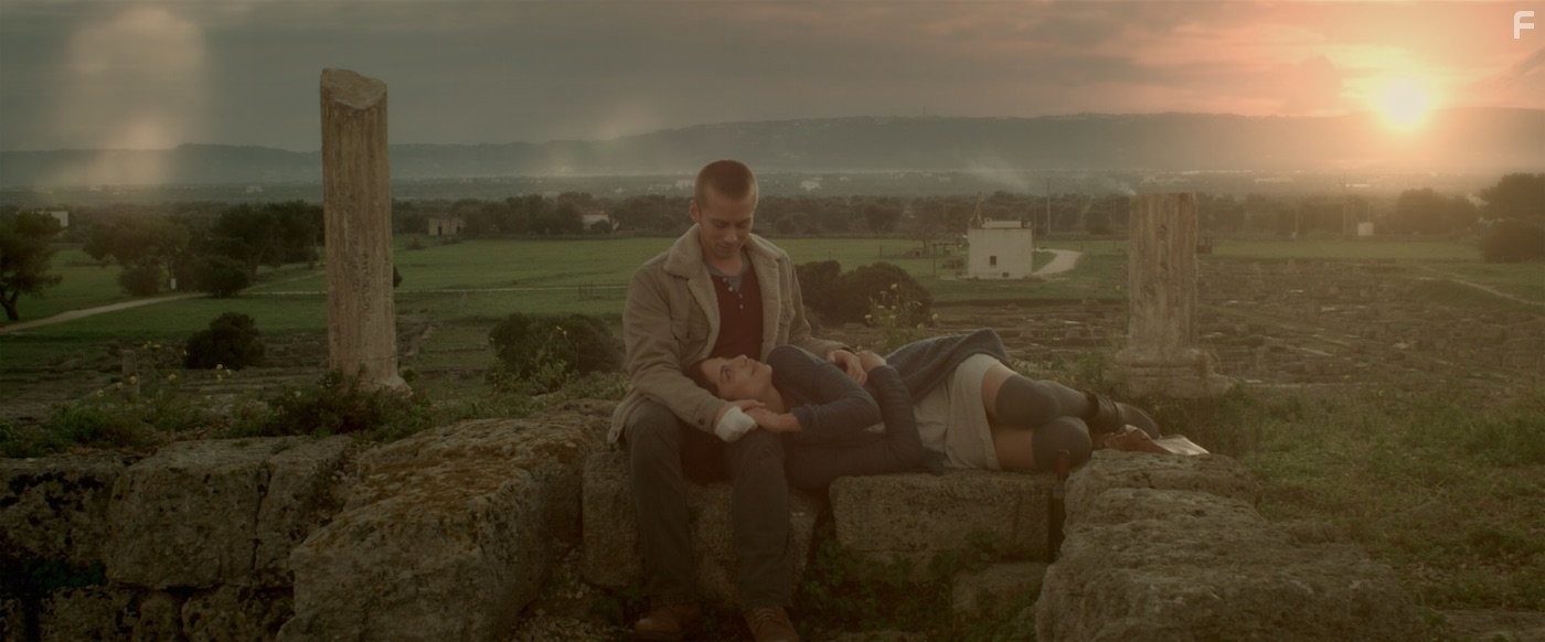 Lou Taylor Pucci and Nadia Hilker in Весна (2014)