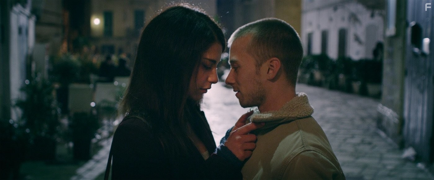 Lou Taylor Pucci and Nadia Hilker in Весна (2014)